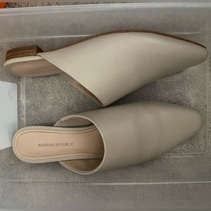 Banana Republic Leather Pointy-Toe Flat Mule (size 6.5)